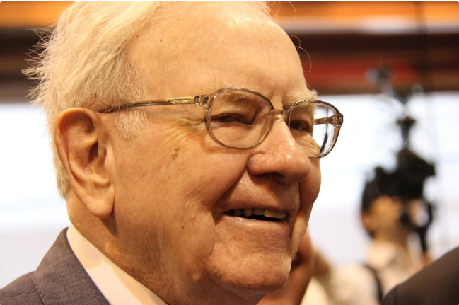 Warren Buffett patří mezi nejúspěšnější obchodníky, dnes se už řadí mezi opravdové legendy.