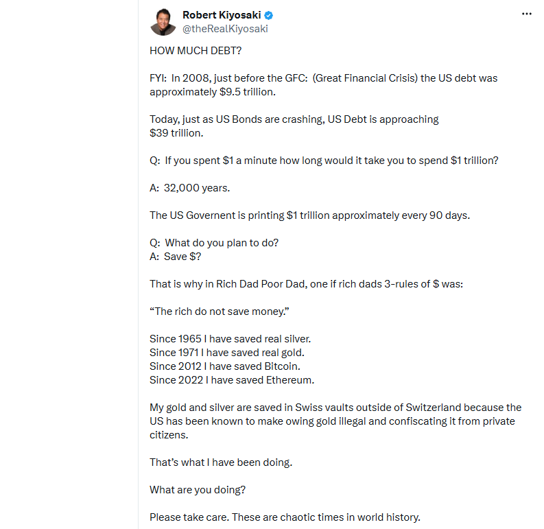 Robert Kiyosaki vysvětluje, proč před klasickým spořením upřednostňuje hmotná a digitální aktiva. Upozorňuje na růst amerického dluhu k 39 bilionům dolarů a připomíná, že stříbro hromadí od roku 1965, zlato od roku 1971, Bitcoin od roku 2012 a Ethereum od roku 2022.