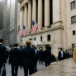 Wall Street sází na akcie ve velkém. Proč bitcoin zůstává stranou?
