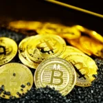 Žetony se symbolem bitcoinu vedle zlatého slitku.
